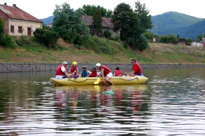 Ak máte veľa detí, vezmite si raft.